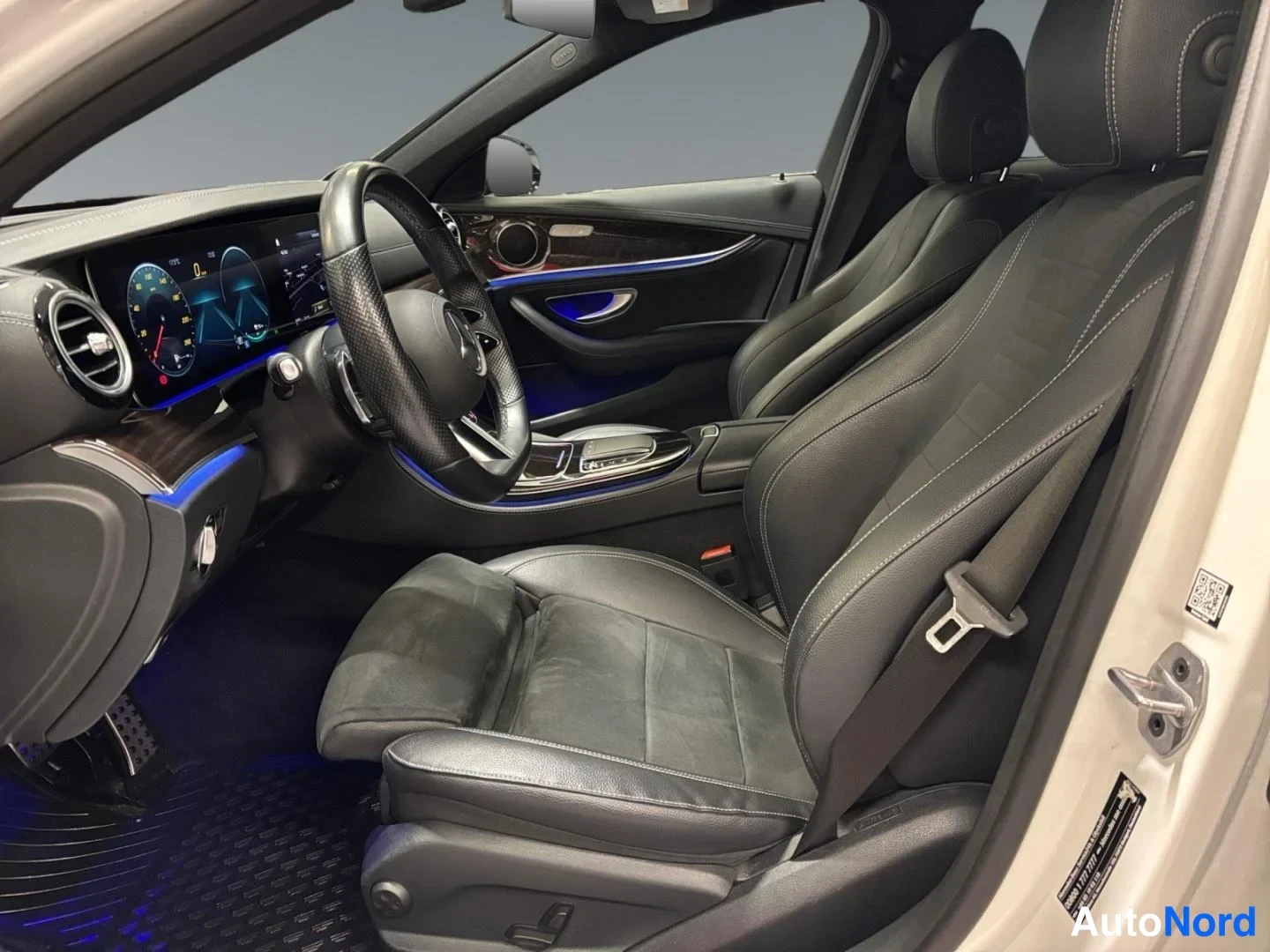 Valkoinen Mercedes-Benz E 300 e 4MATIC 2022, ohjaamo, kuva 5