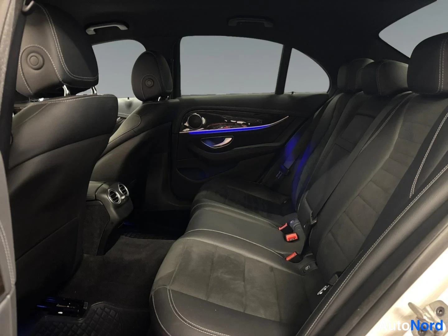 Valkoinen Mercedes-Benz E 300 e 4MATIC 2022, takaistuimet, kuva 9