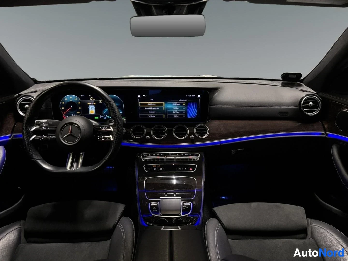 Valkoinen Mercedes-Benz E 300 e 4MATIC 2022, ohjaamo, kuva 6