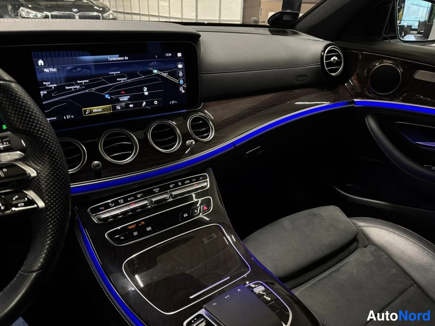 Valkoinen Mercedes-Benz E 300 e 4MATIC 2022, ohjaamo, kuva 7