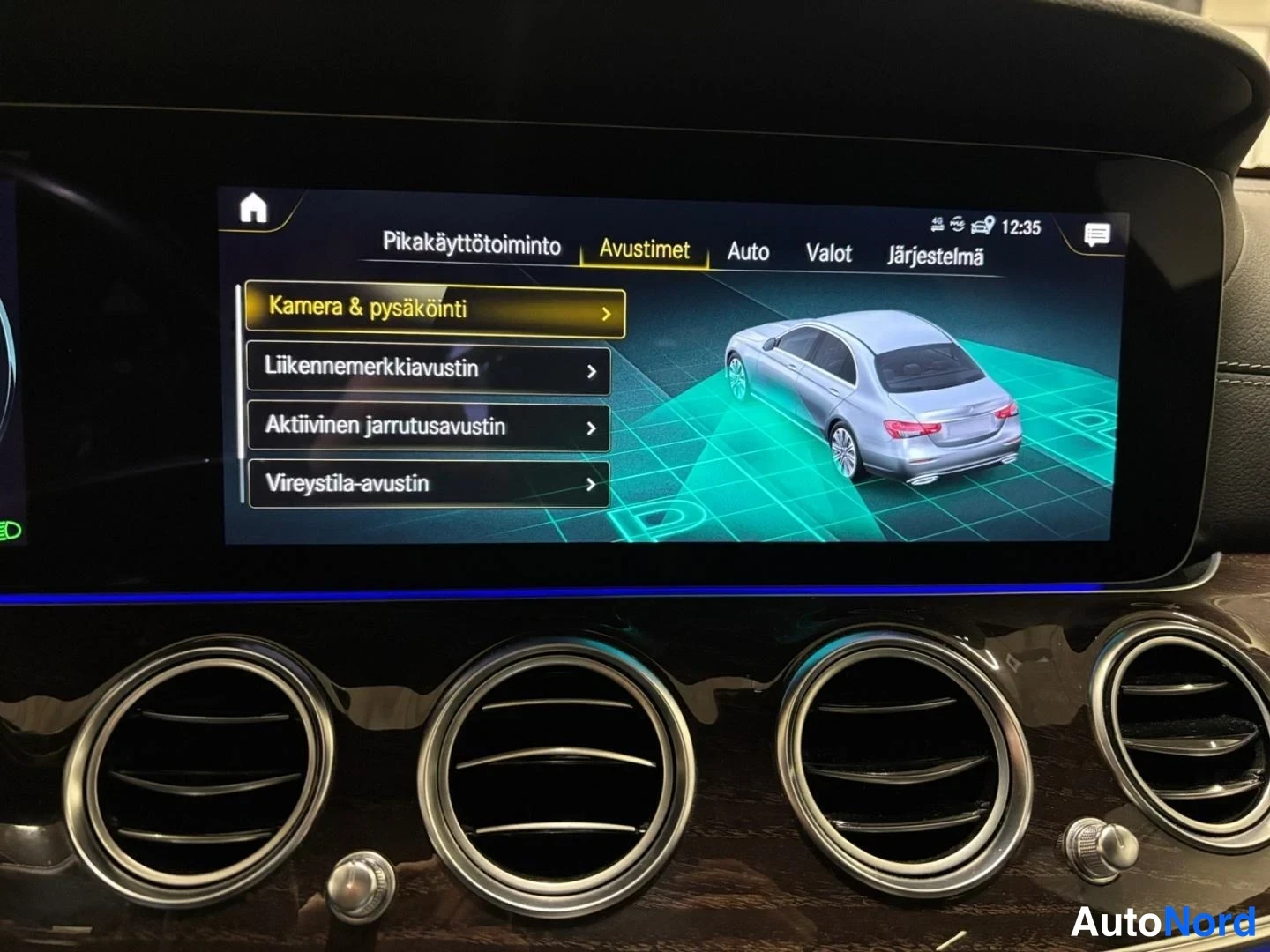 Valkoinen Mercedes-Benz E 300 e 4MATIC 2022, ohjaamo, kuva 8