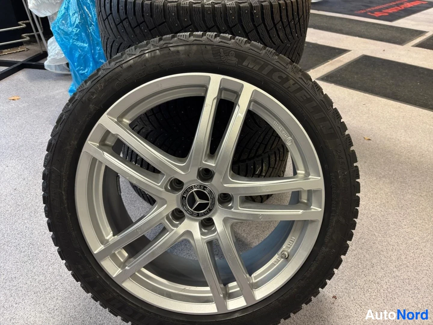 Valkoinen Mercedes-Benz E 300 e 4MATIC 2022, yksityiskohta, kuva 16