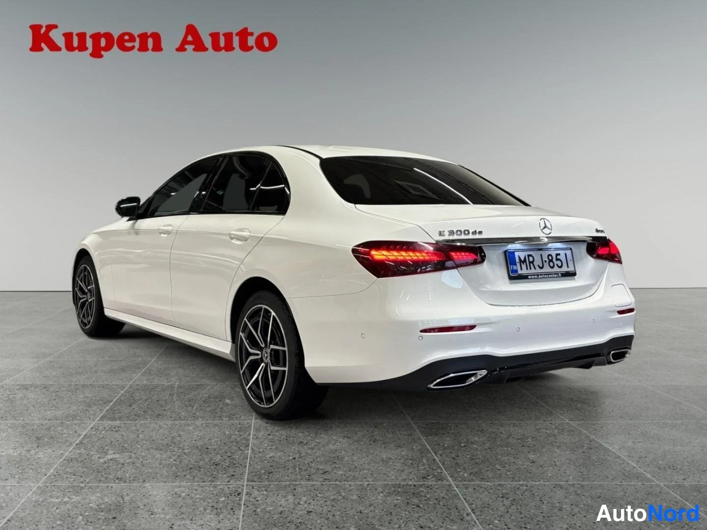 Valkoinen Mercedes-Benz E 300 e 4MATIC 2022, takaviisto, kuva 3