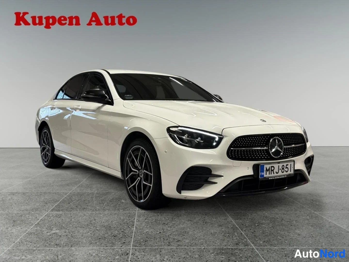 Valkoinen Mercedes-Benz E 300 e 4MATIC 2022, etuviisto, keula oikealle, kuva 2