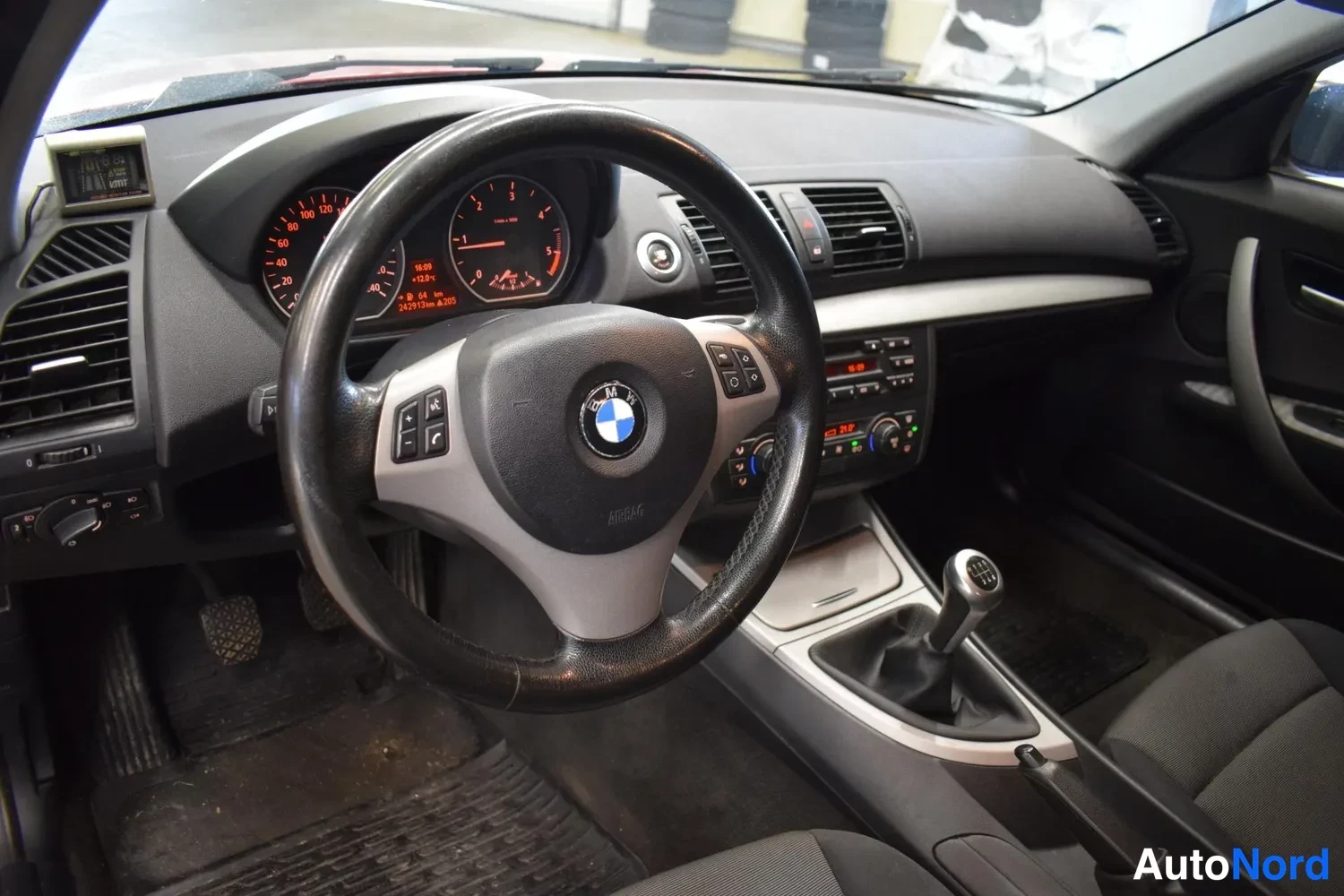 Punainen BMW 118d 2005, ohjaamo, kuva 2