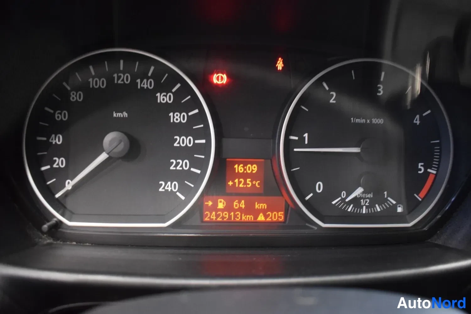 Punainen BMW 118d 2005, yksityiskohta, kuva 5
