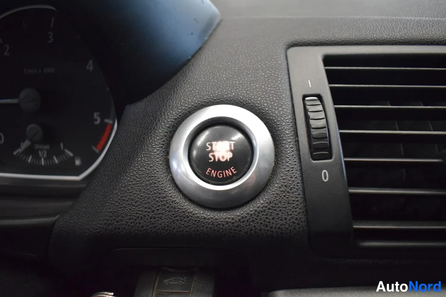 Punainen BMW 118d 2005, yksityiskohta, kuva 6