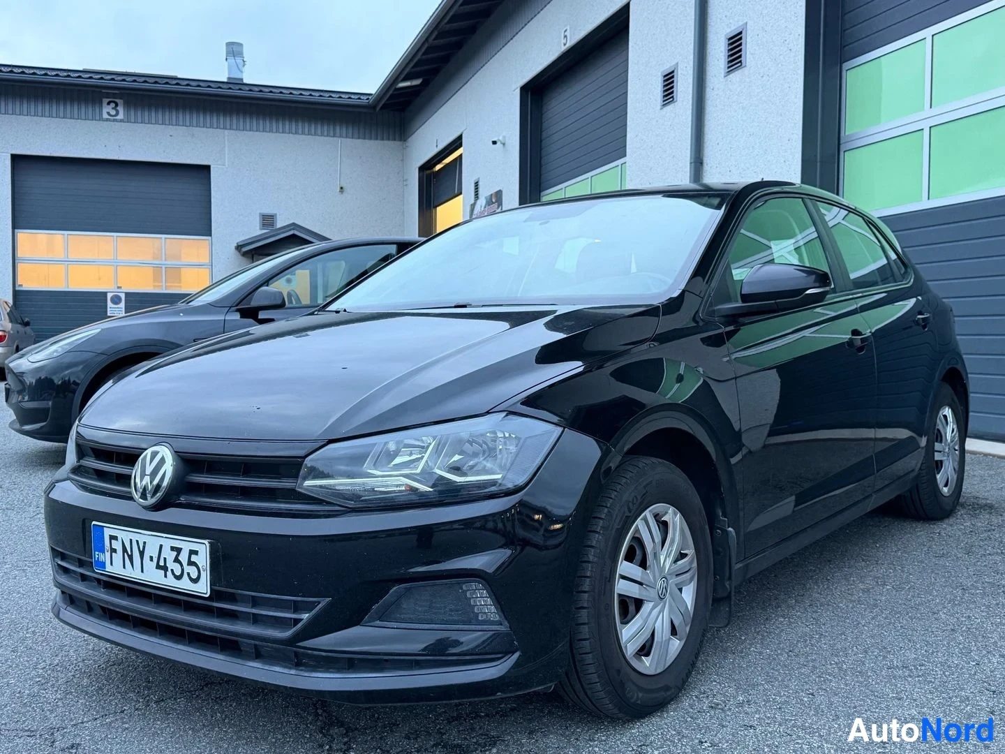 Musta Volkswagen Polo 2019, etuviisto, keula oikealle, kuva 1