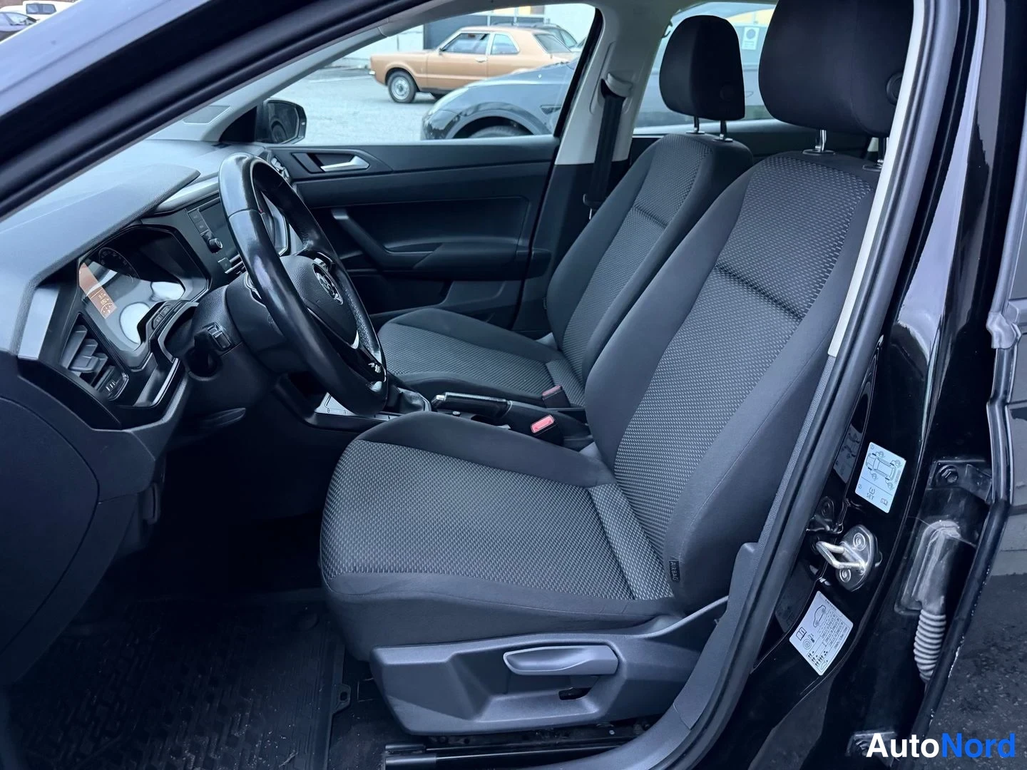 Musta Volkswagen Polo 2019, etuistuimet, kuva 6