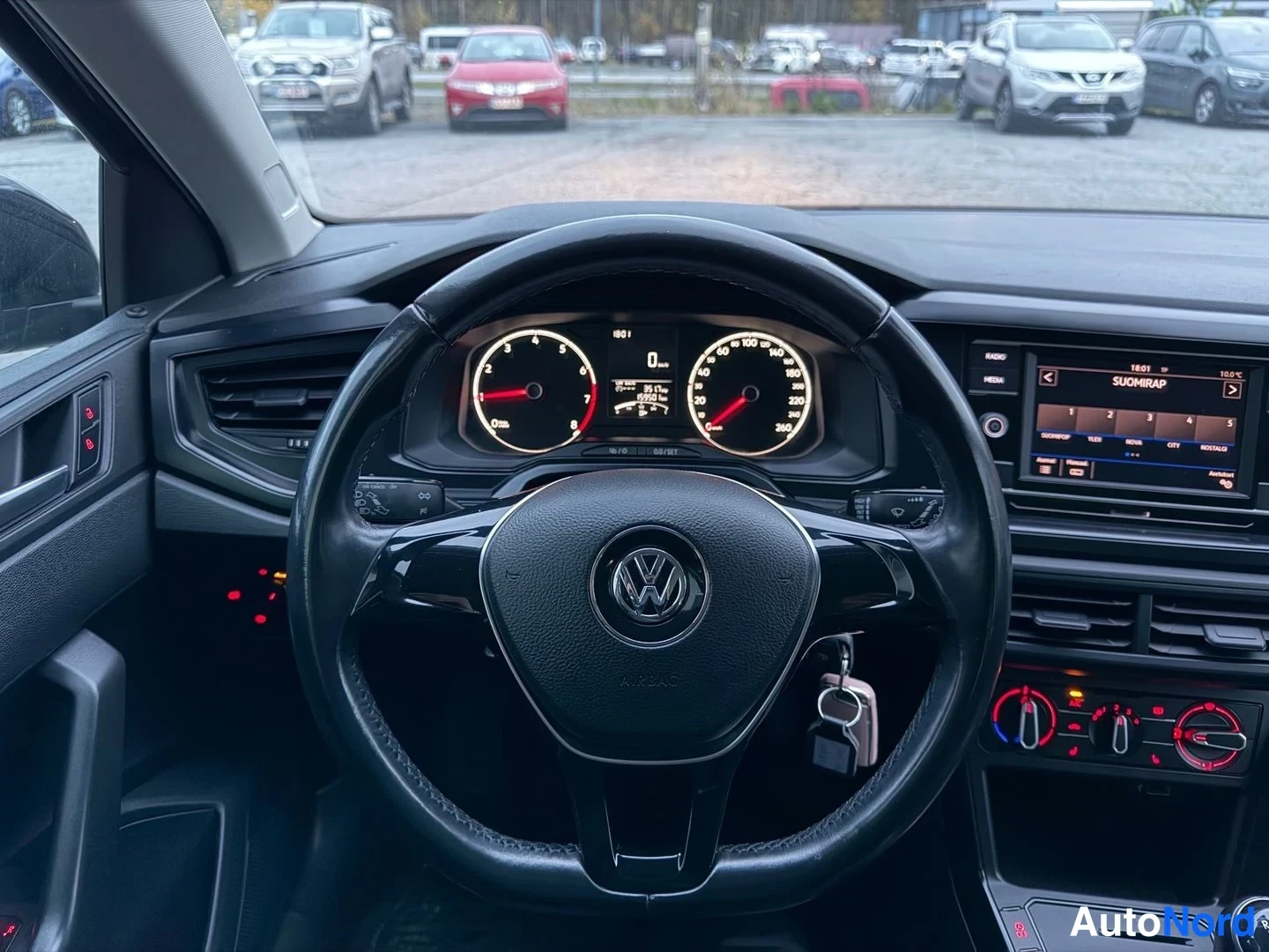 Musta Volkswagen Polo 2019, ohjaamo, kuva 5