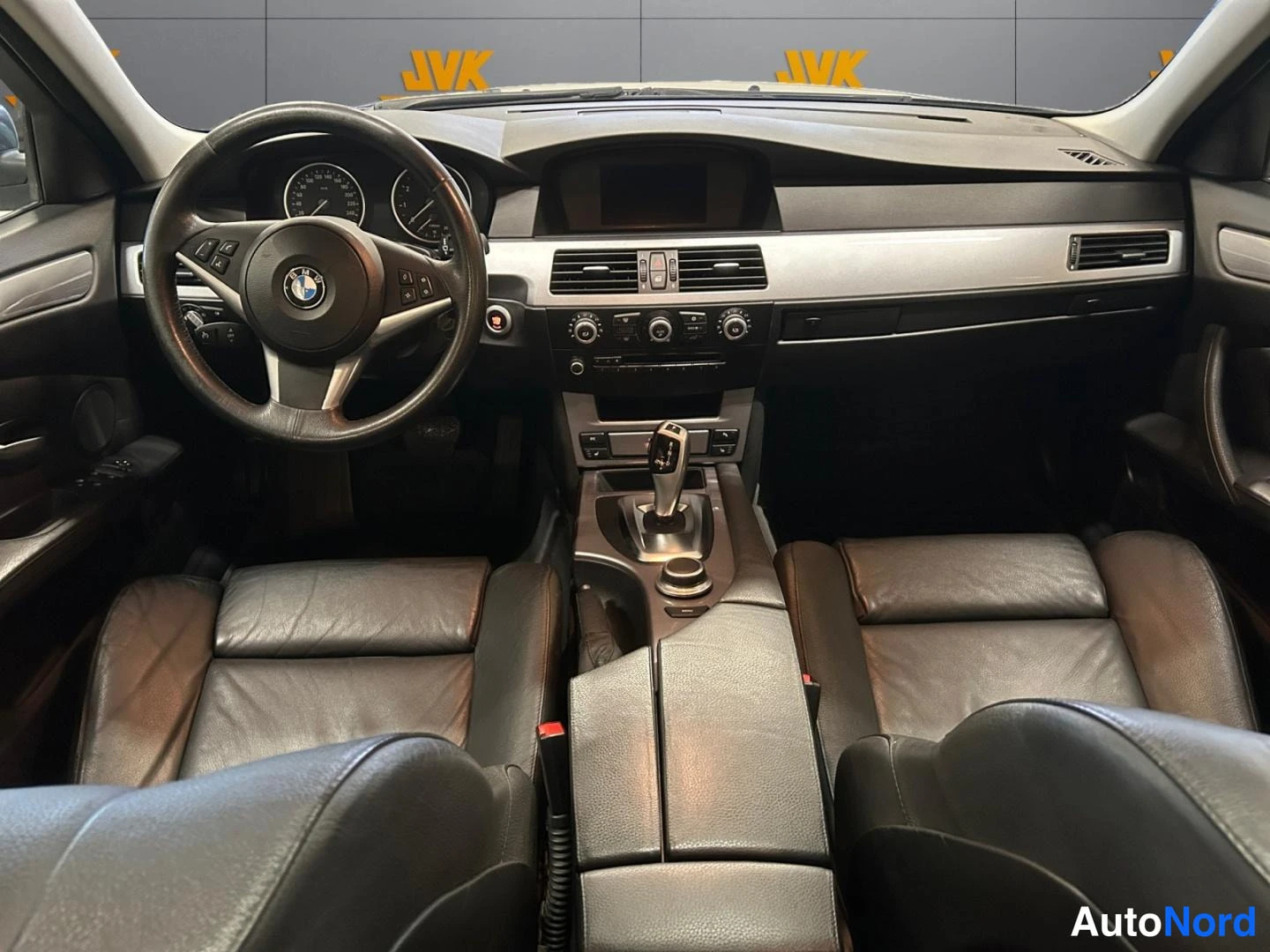Harmaa BMW 525i xDrive 2007, ohjaamo, kuva 8