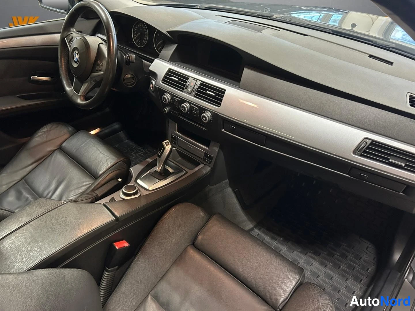 Harmaa BMW 525i xDrive 2007, ohjaamo, kuva 9