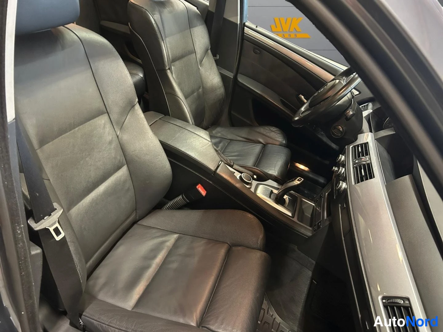 Harmaa BMW 525i xDrive 2007, etuistuimet, kuva 10