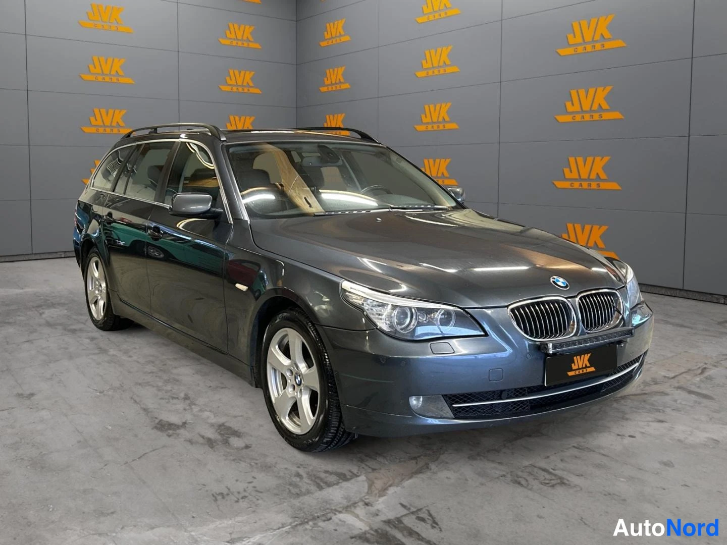Harmaa BMW 525i xDrive 2007, etuviisto, keula oikealle, kuva 2
