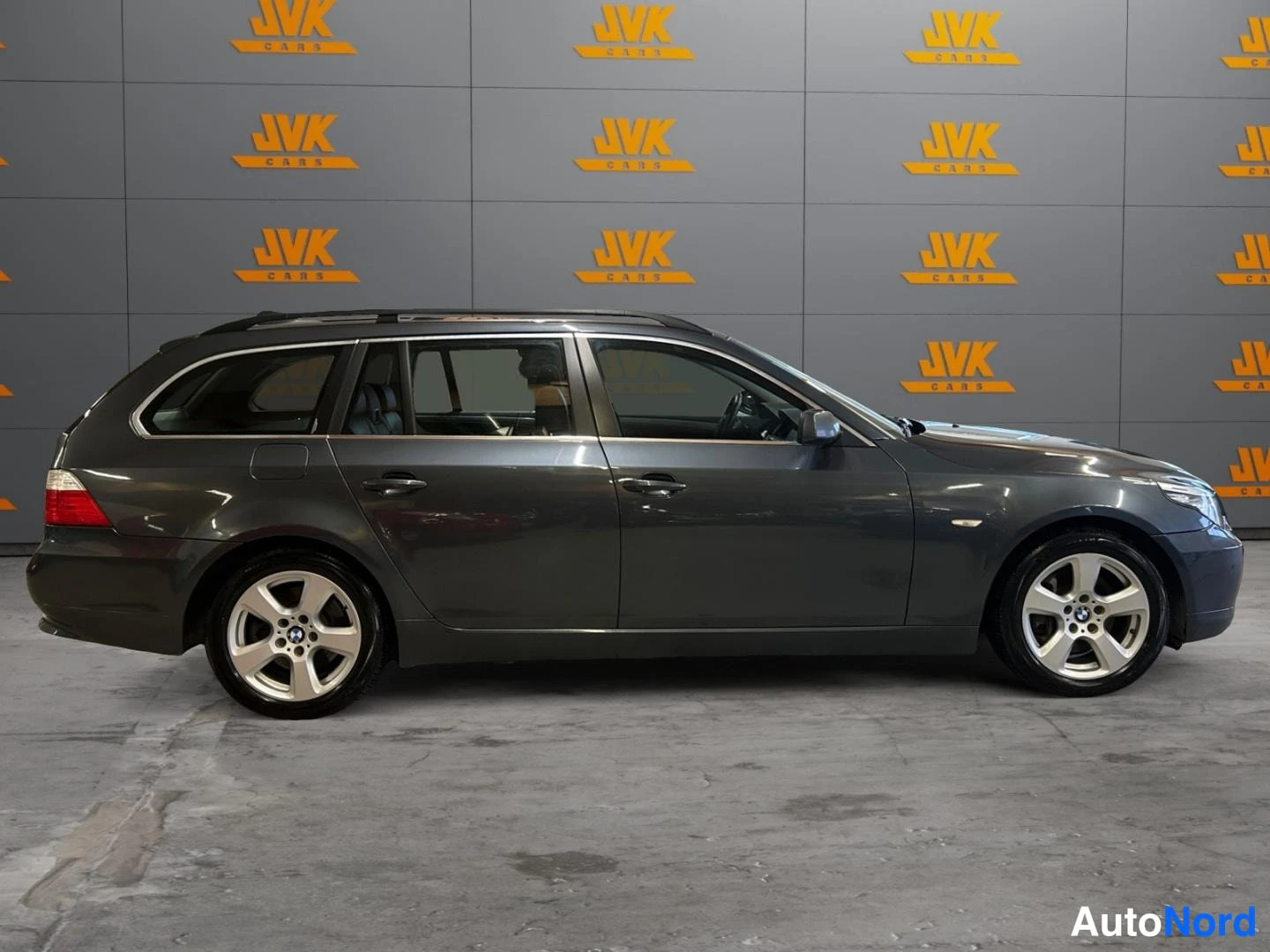 Harmaa BMW 525i xDrive 2007, takaviisto, kuva 4