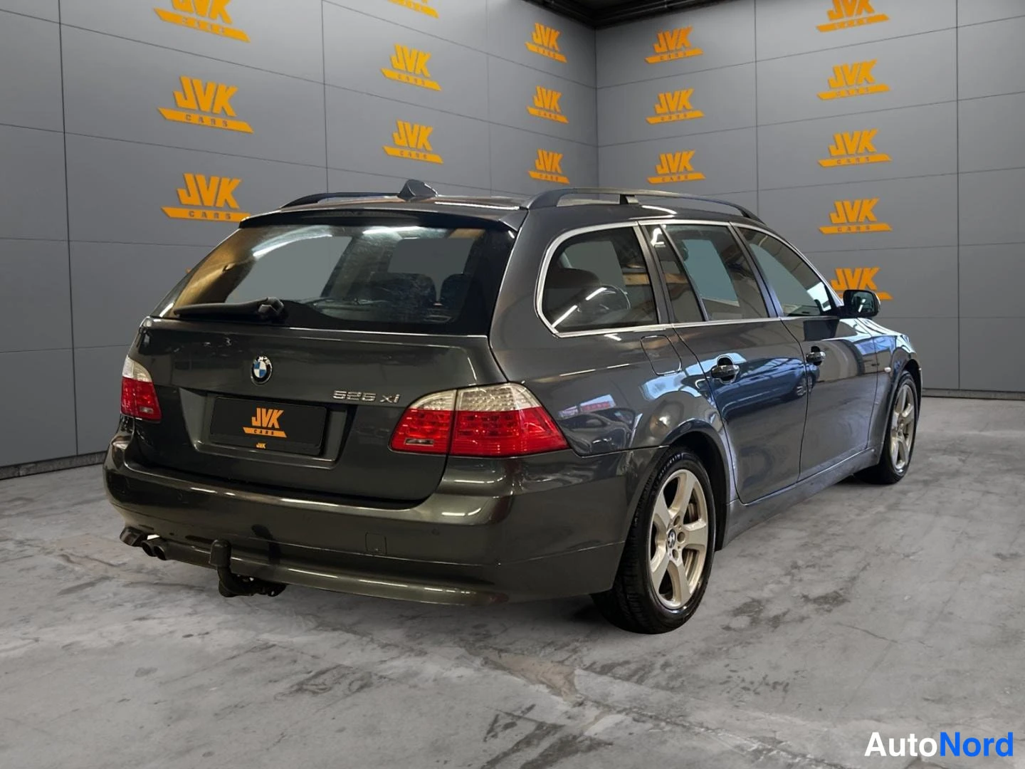 Harmaa BMW 525i xDrive 2007, takaviisto, kuva 5
