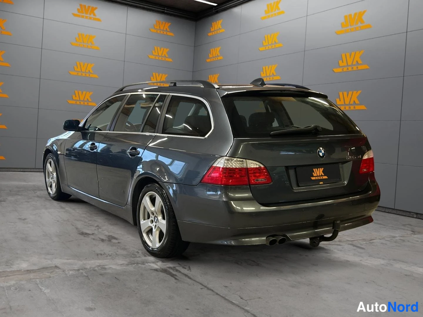 Harmaa BMW 525i xDrive 2007, takaviisto, kuva 6