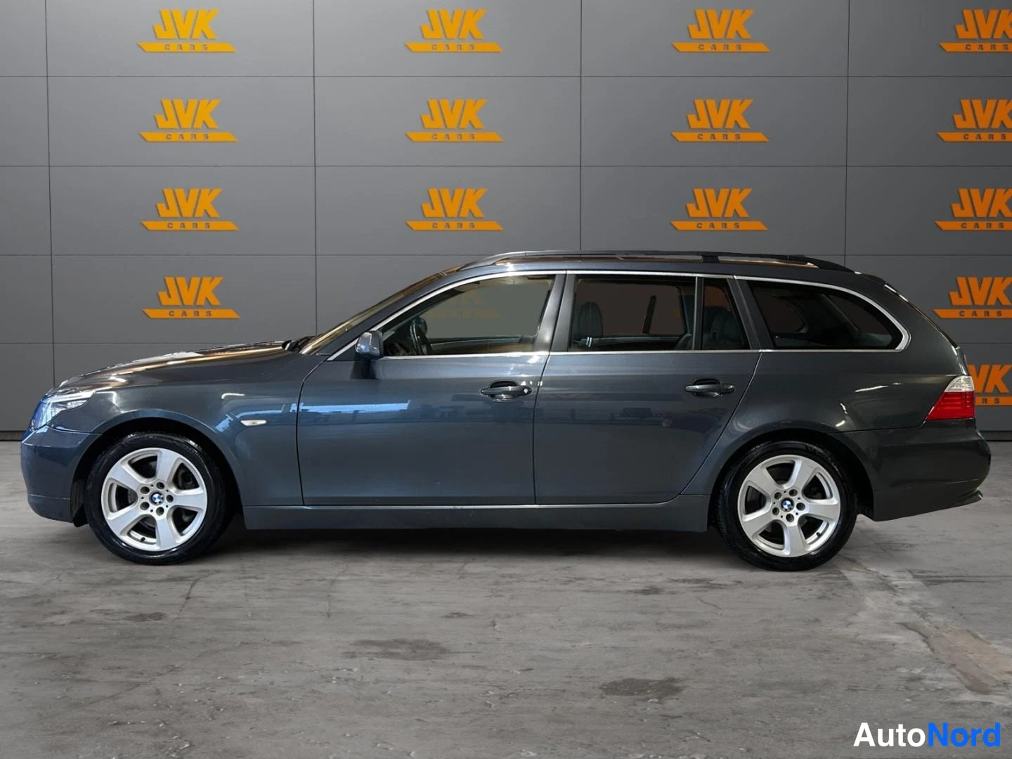Harmaa BMW 525i xDrive 2007, sivulta, kuva 3