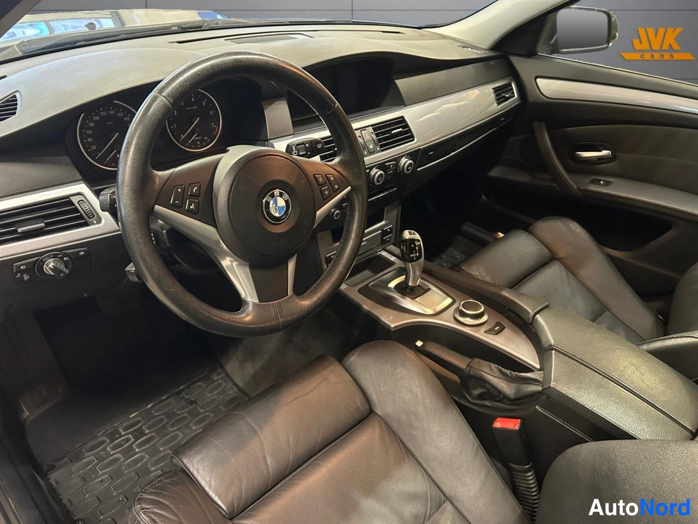 Harmaa BMW 525i xDrive 2007, ohjaamo, kuva 7