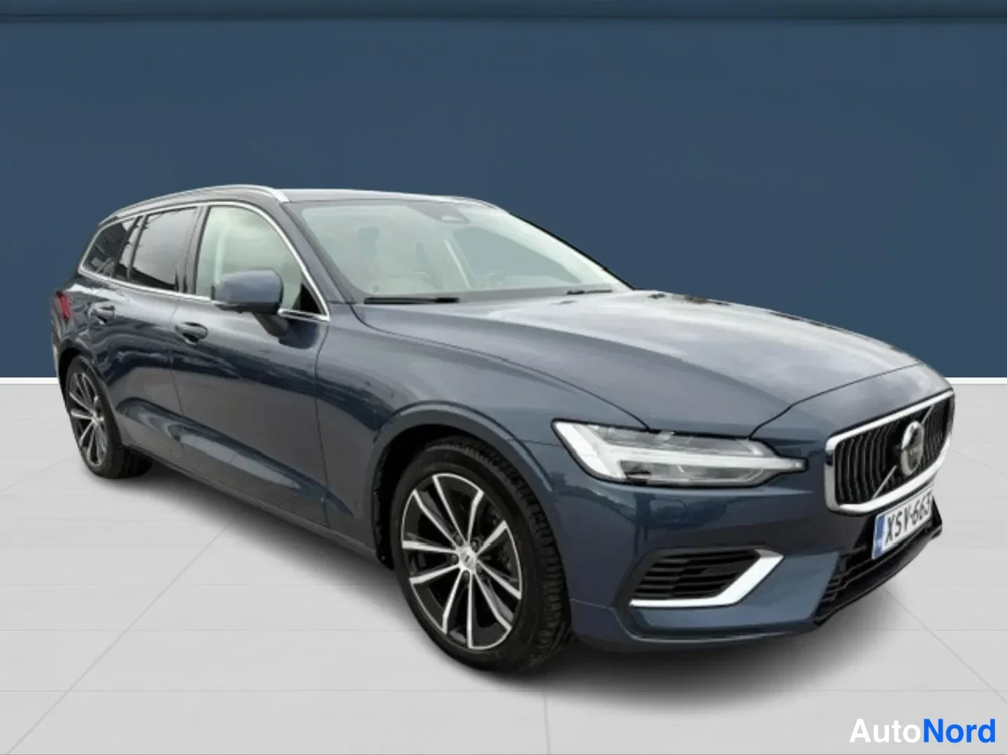 Sininen Volvo V60 2025, etuviisto, keula oikealle, kuva 2