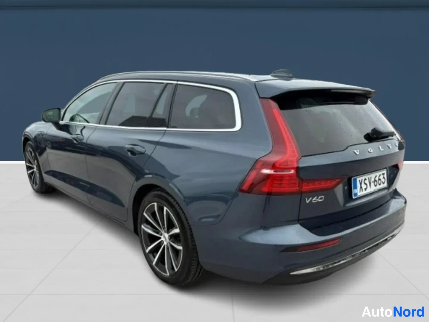 Sininen Volvo V60 2025, takaviisto, kuva 4
