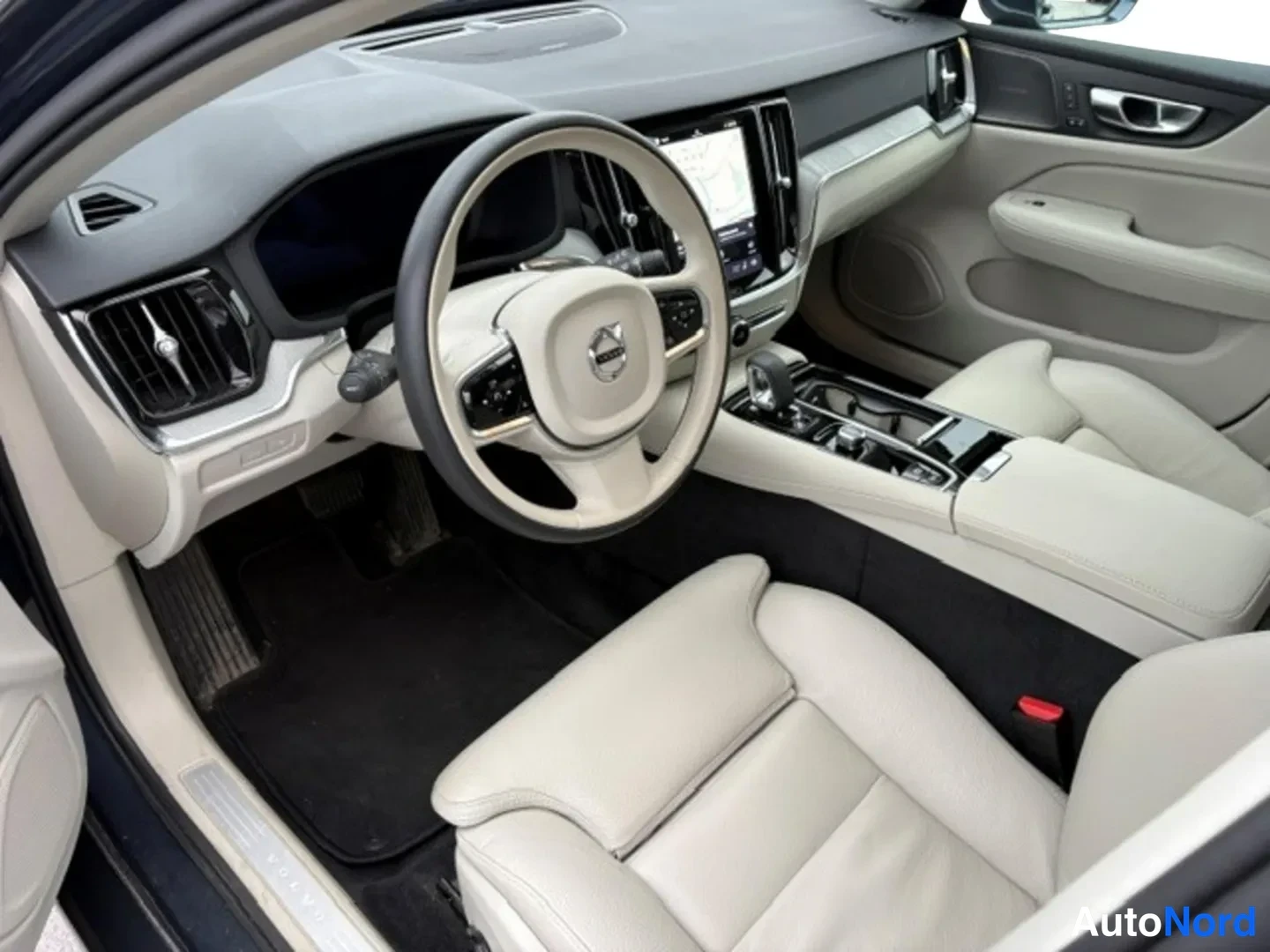 Sininen Volvo V60 2025, ohjaamo, kuva 5