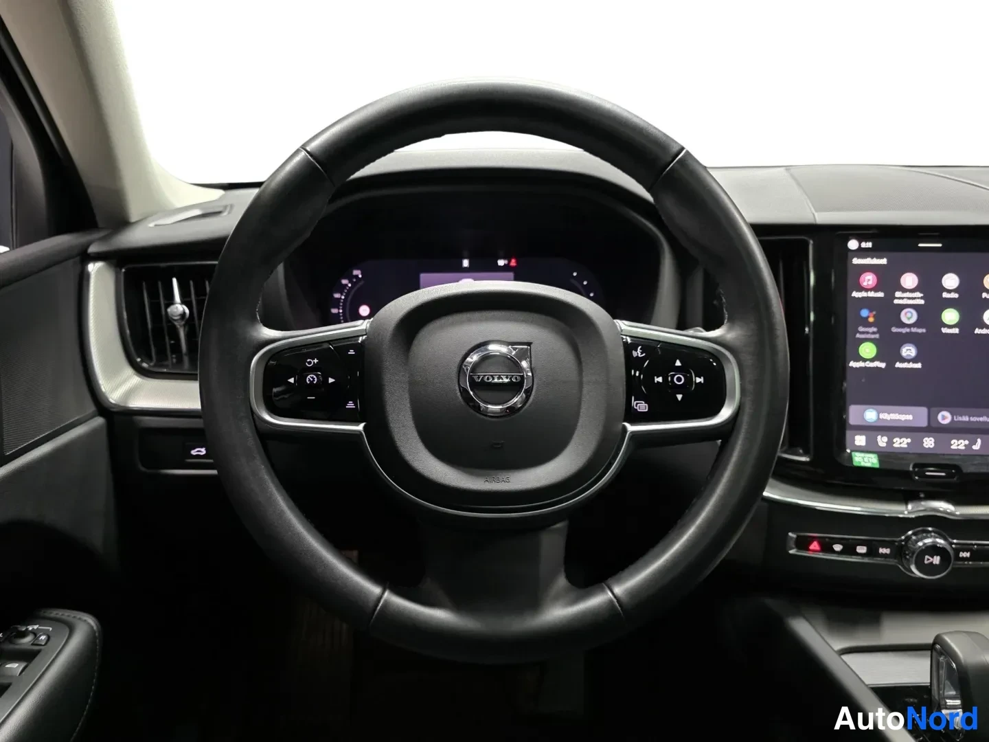 Sininen Volvo XC60 2025, ohjaamo, kuva 9