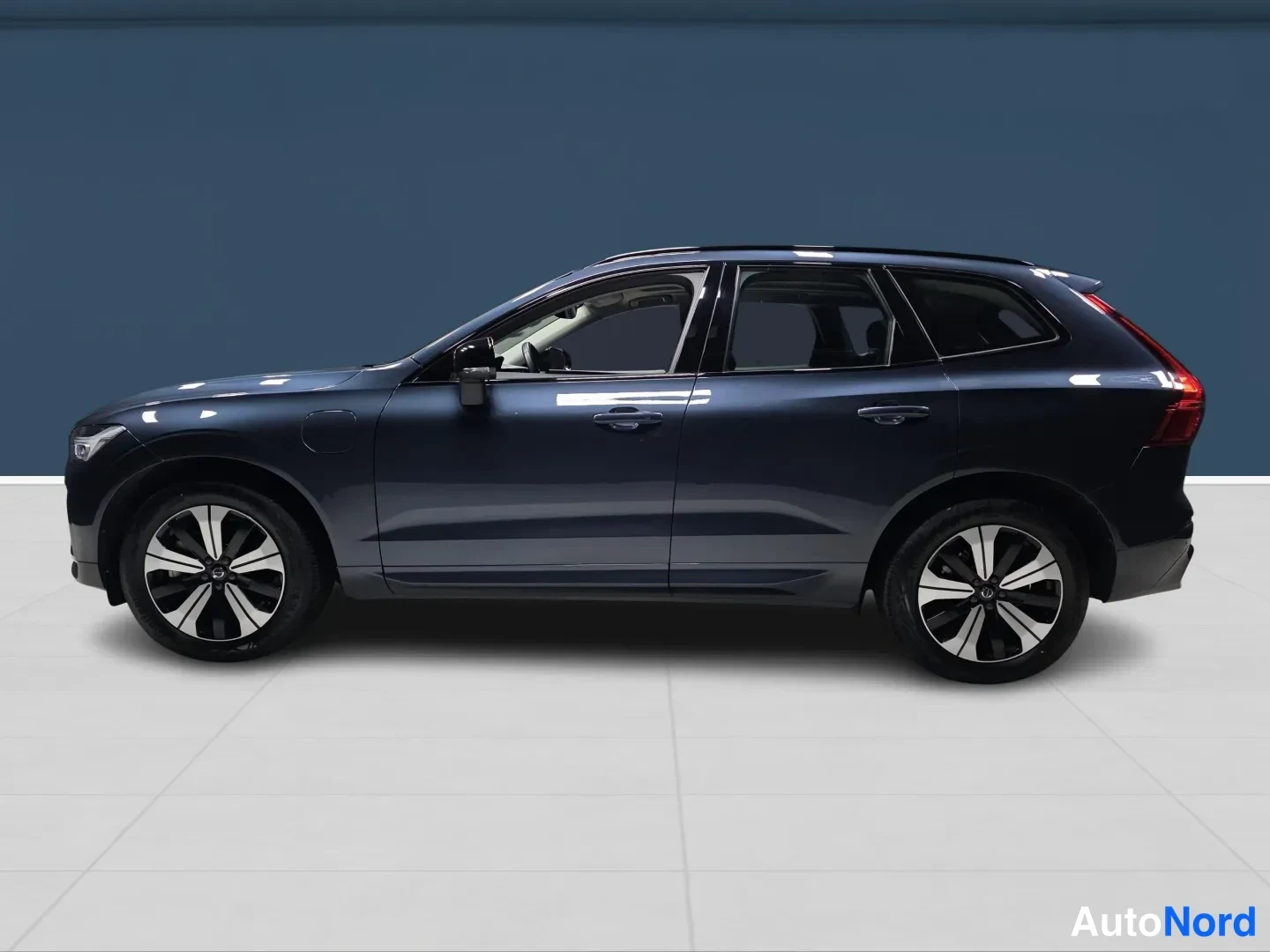 Sininen Volvo XC60 2025, sivulta, kuva 4