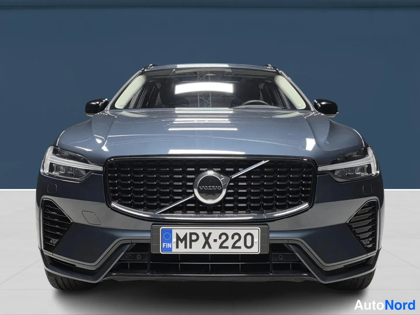 Sininen Volvo XC60 2025, edestä, kuva 3