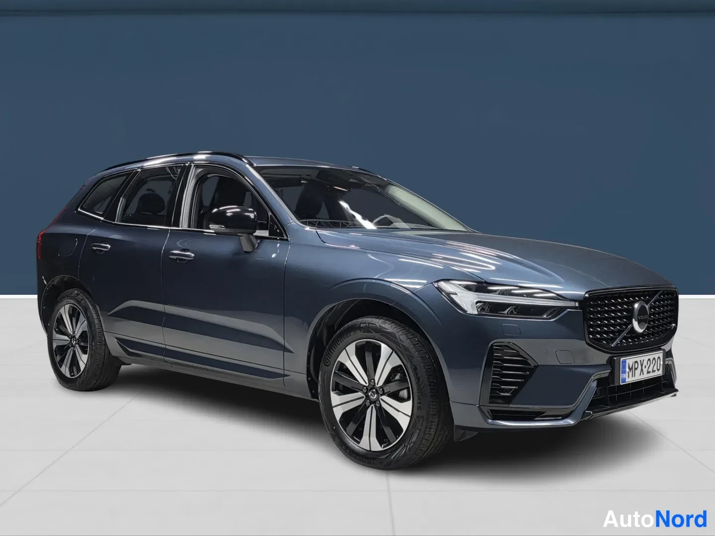 Sininen Volvo XC60 2025, etuviisto, keula oikealle, kuva 2
