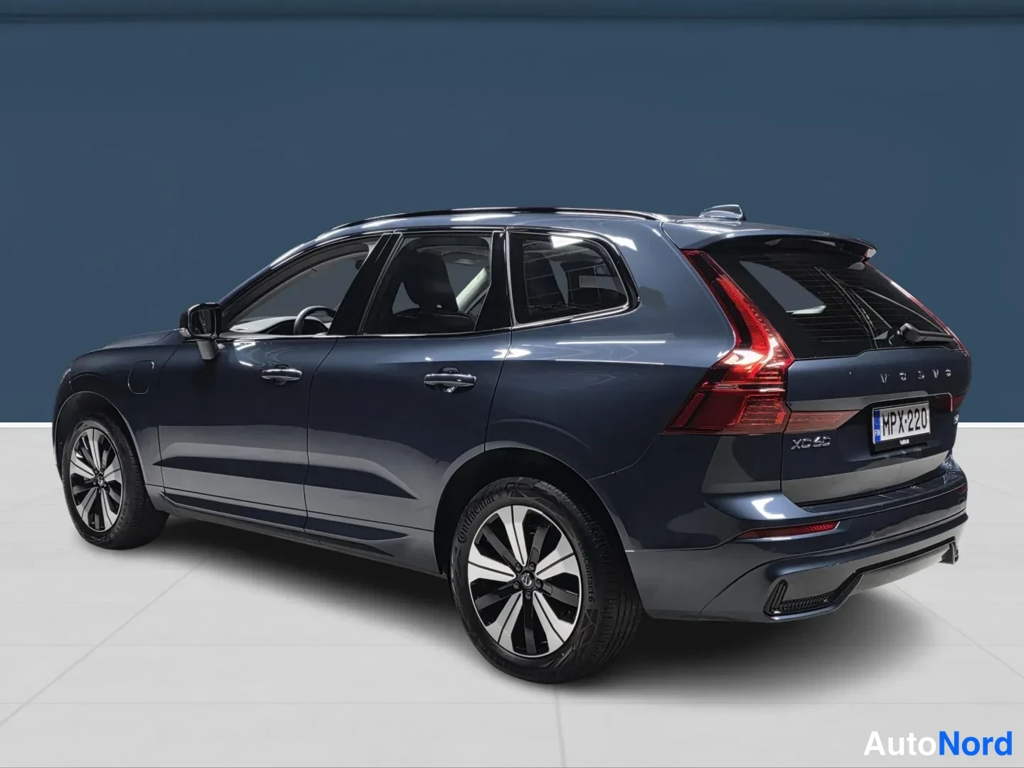 Sininen Volvo XC60 2025, takaviisto, kuva 6