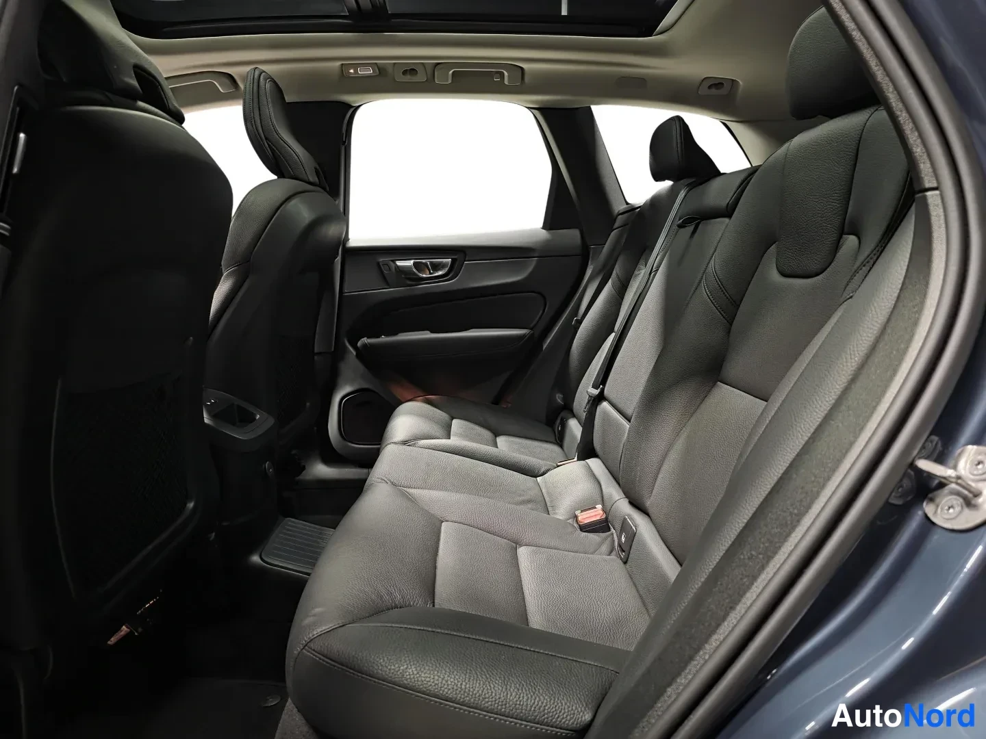 Sininen Volvo XC60 2025, takaistuimet, kuva 14