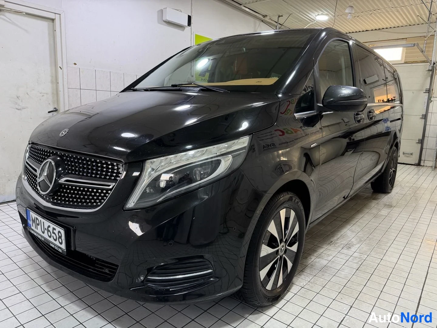Musta Mercedes-Benz V 2018, etuviisto, keula vasemmalle, kuva 2