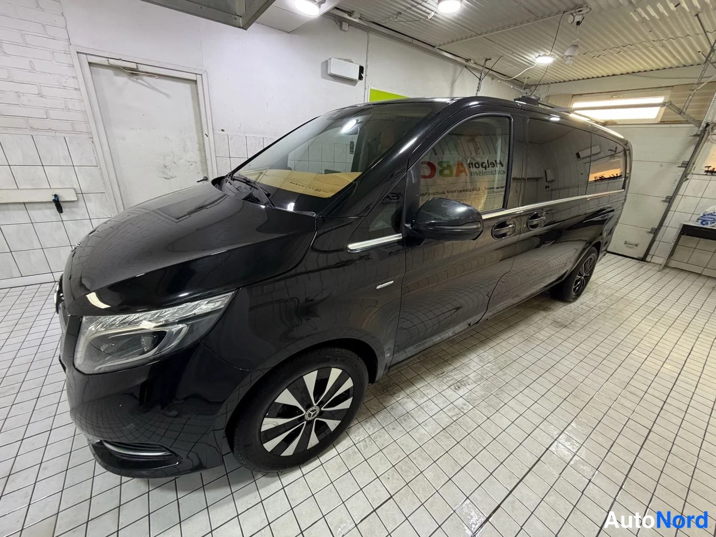 Musta Mercedes-Benz V 2018, sivulta, kuva 7
