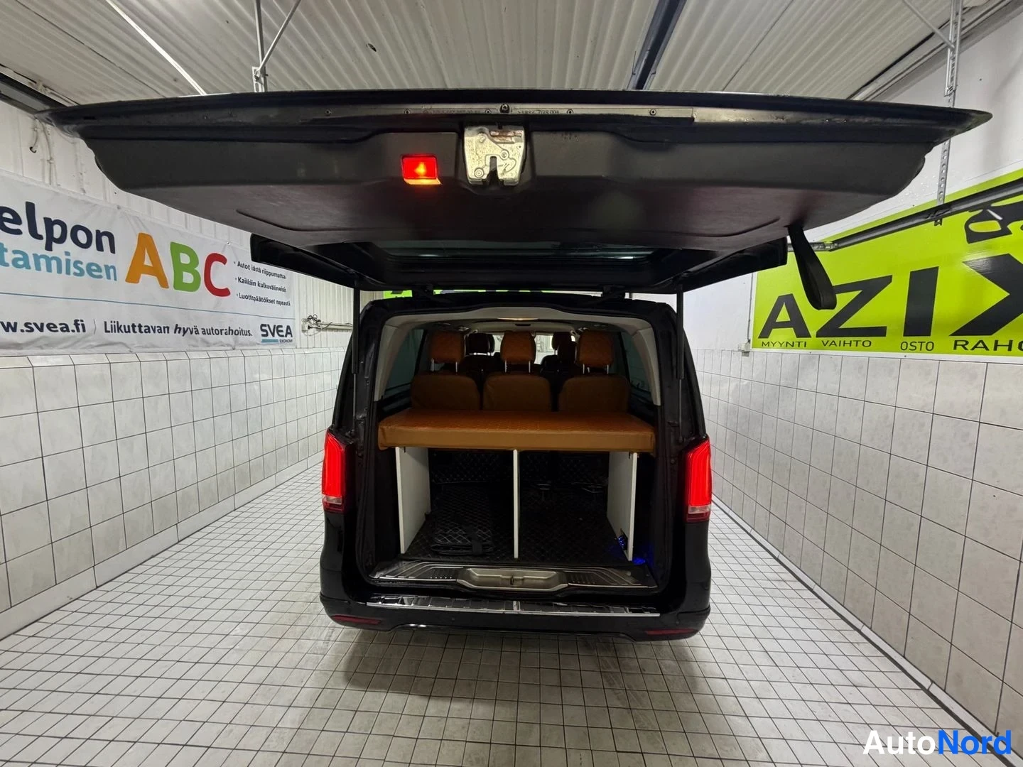 Musta Mercedes-Benz V 2018, takaa, kuva 12