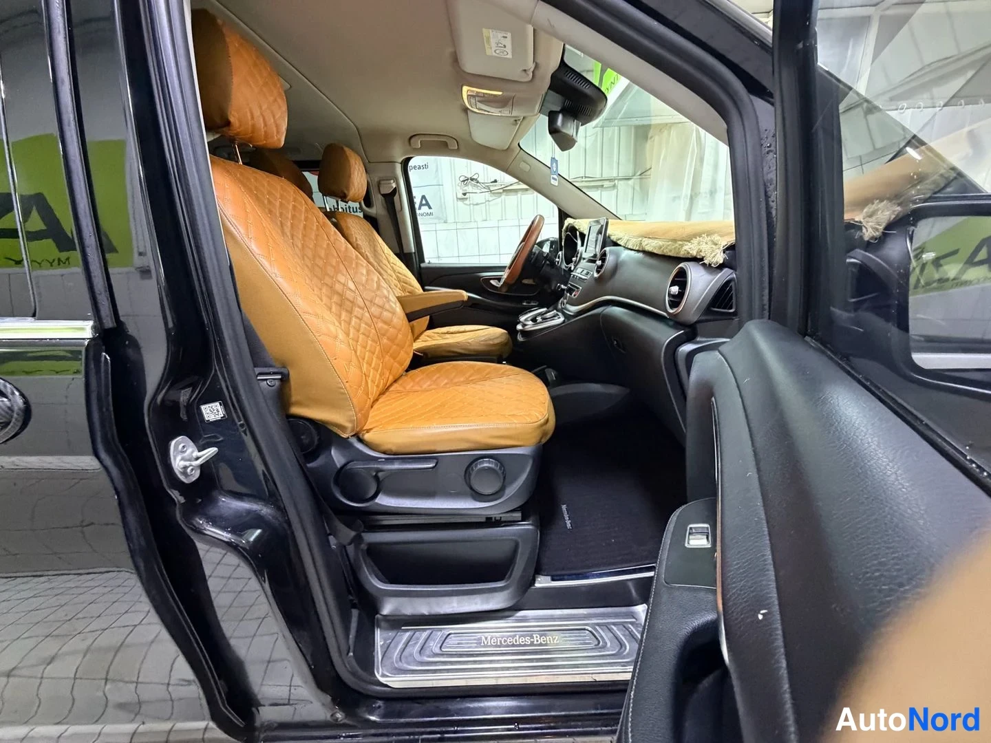 Musta Mercedes-Benz V 2018, etuistuimet, kuva 19