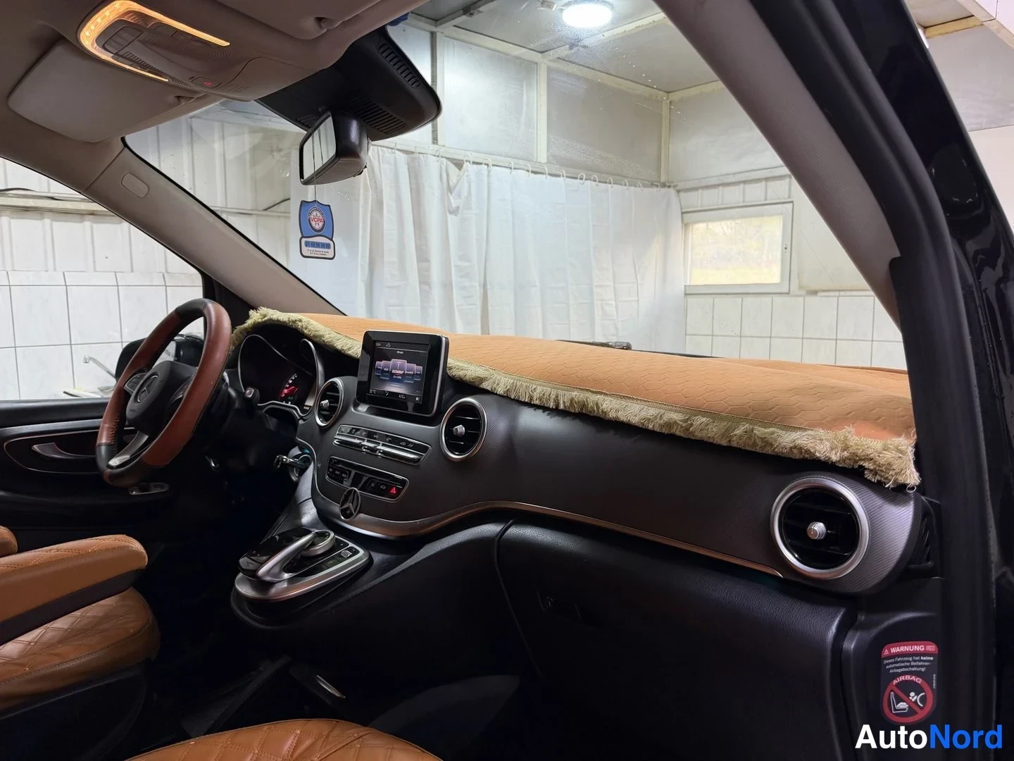 Musta Mercedes-Benz V 2018, ohjaamo, kuva 15
