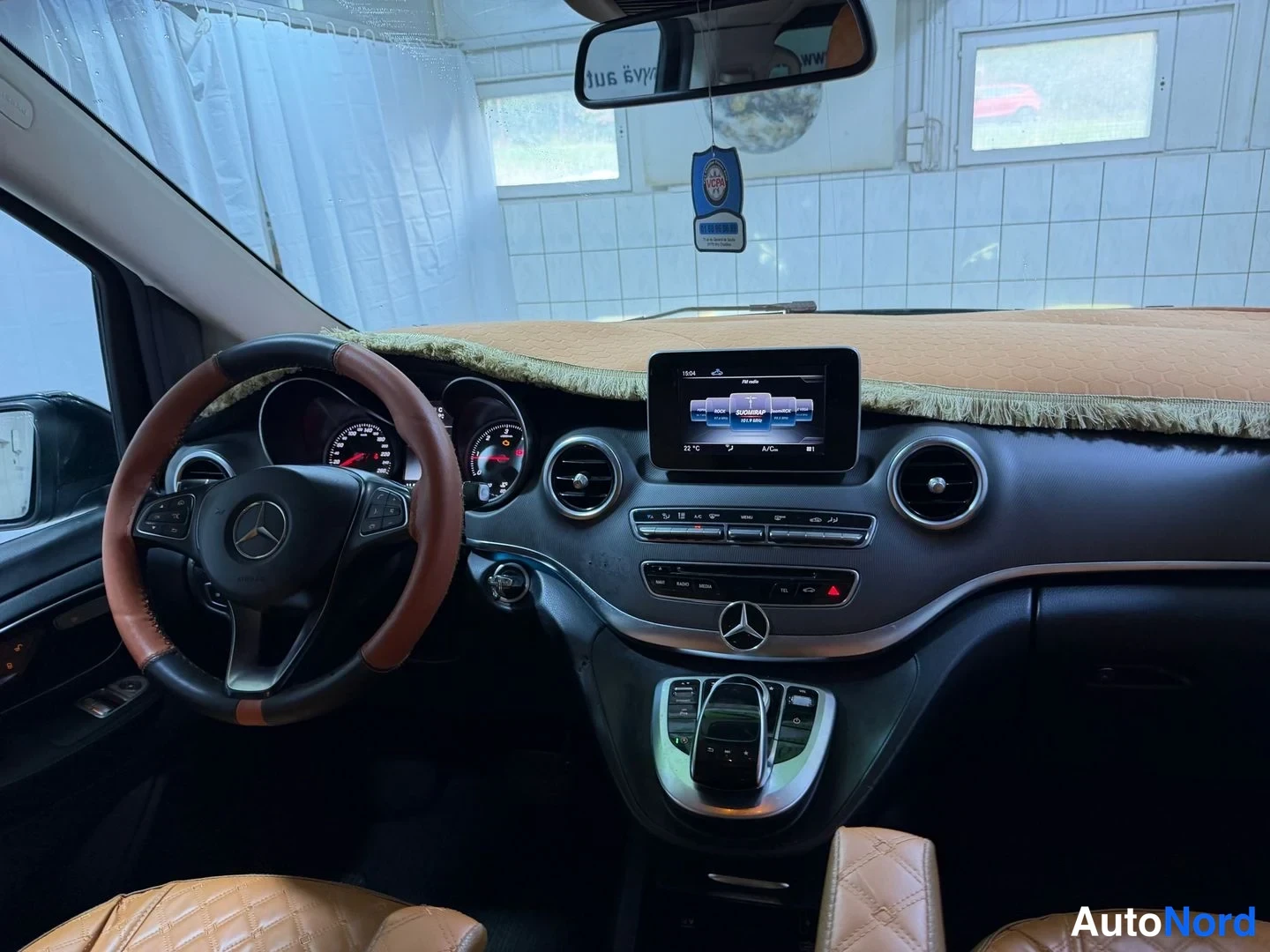 Musta Mercedes-Benz V 2018, ohjaamo, kuva 16
