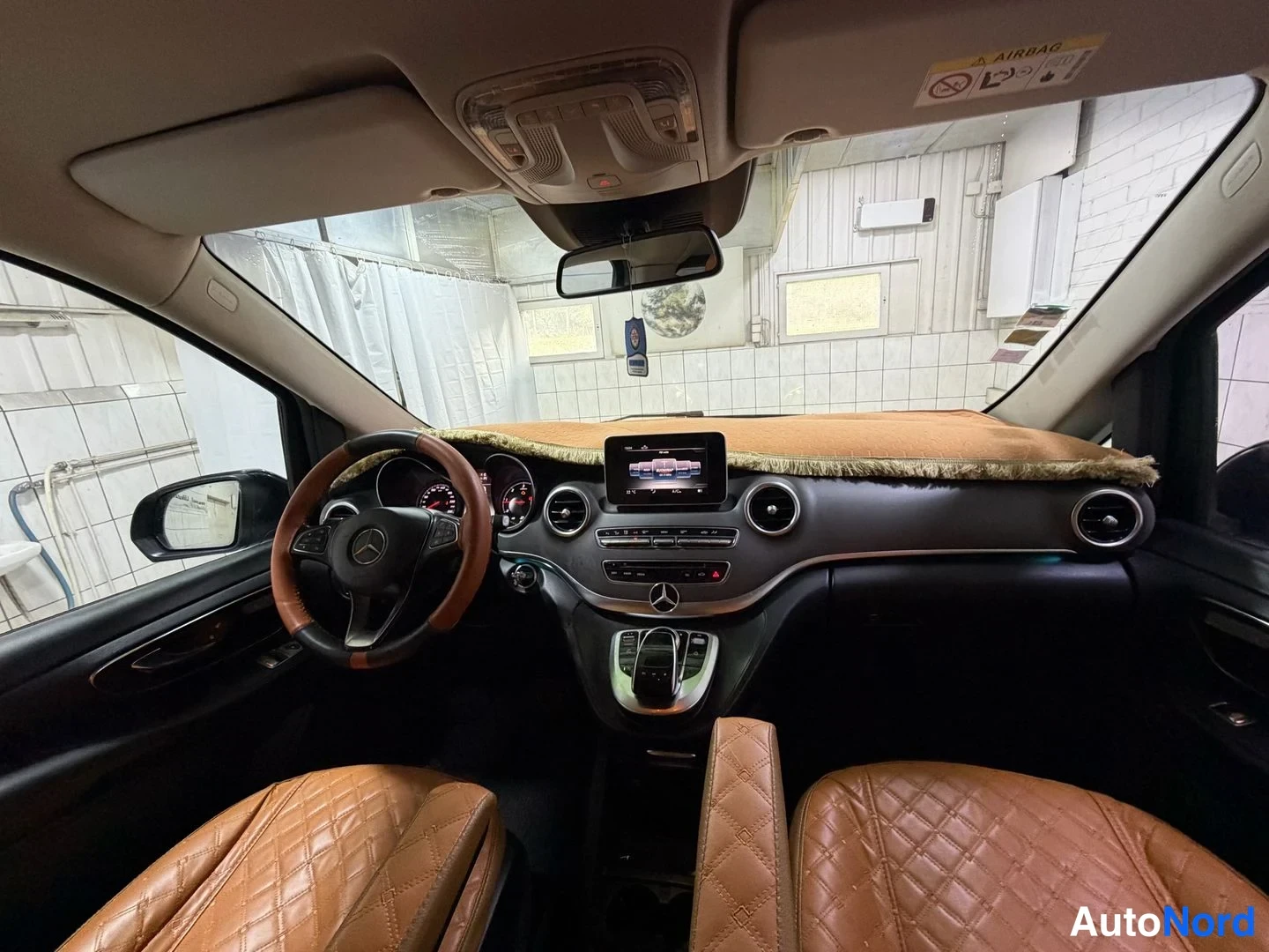 Musta Mercedes-Benz V 2018, ohjaamo, kuva 17
