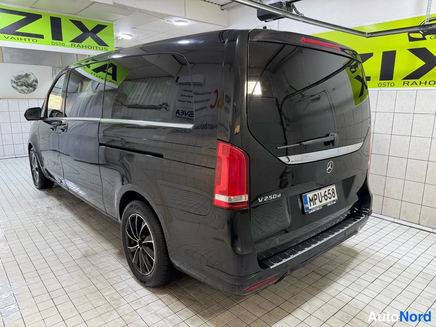 Musta Mercedes-Benz V 2018, takaviisto, kuva 8