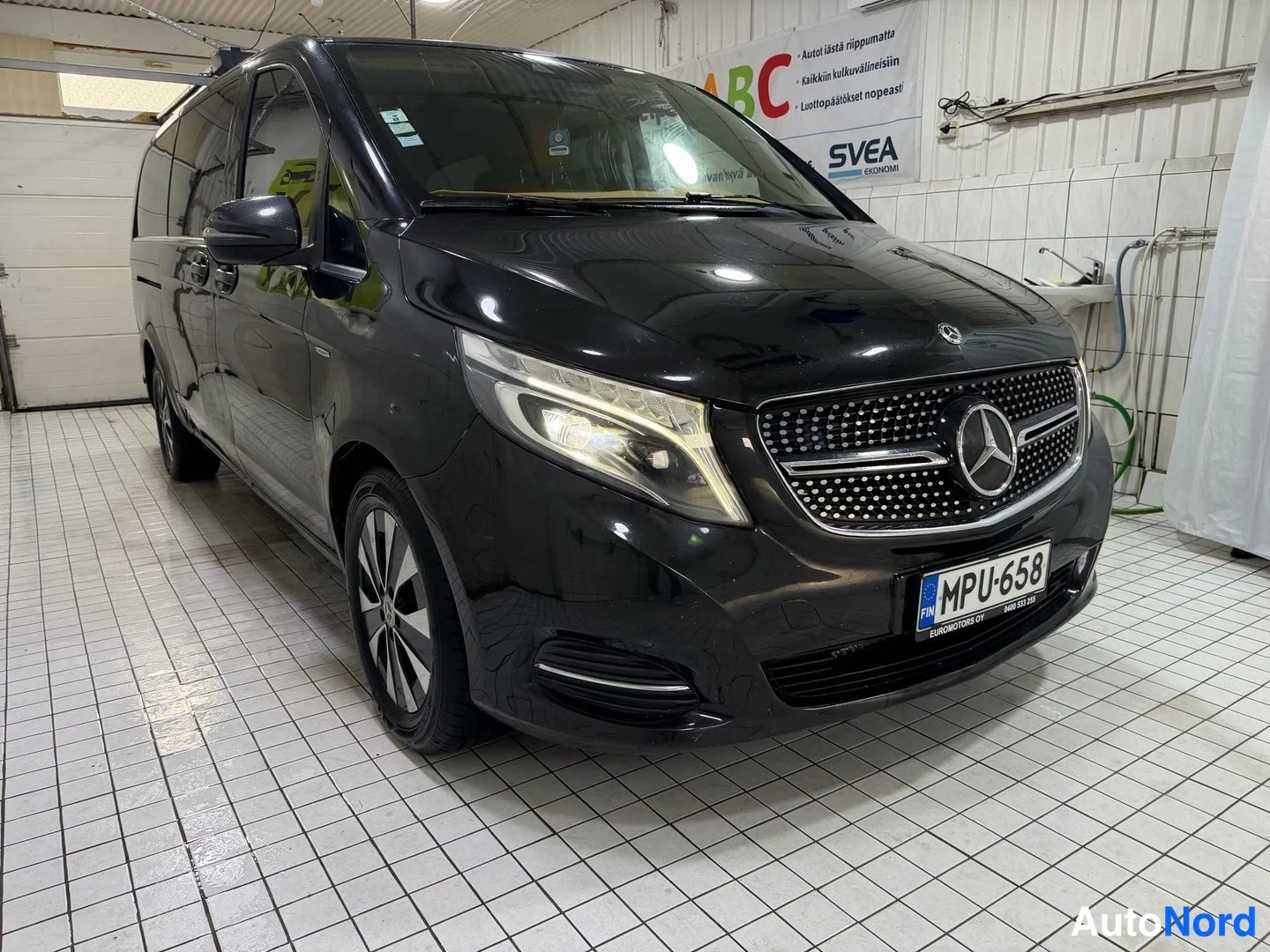 Musta Mercedes-Benz V 2018, etuviisto, keula oikealle, kuva 4