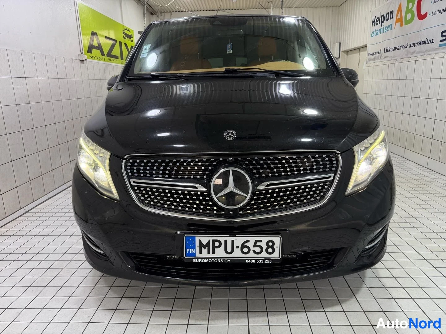 Musta Mercedes-Benz V 2018, edestä, kuva 6