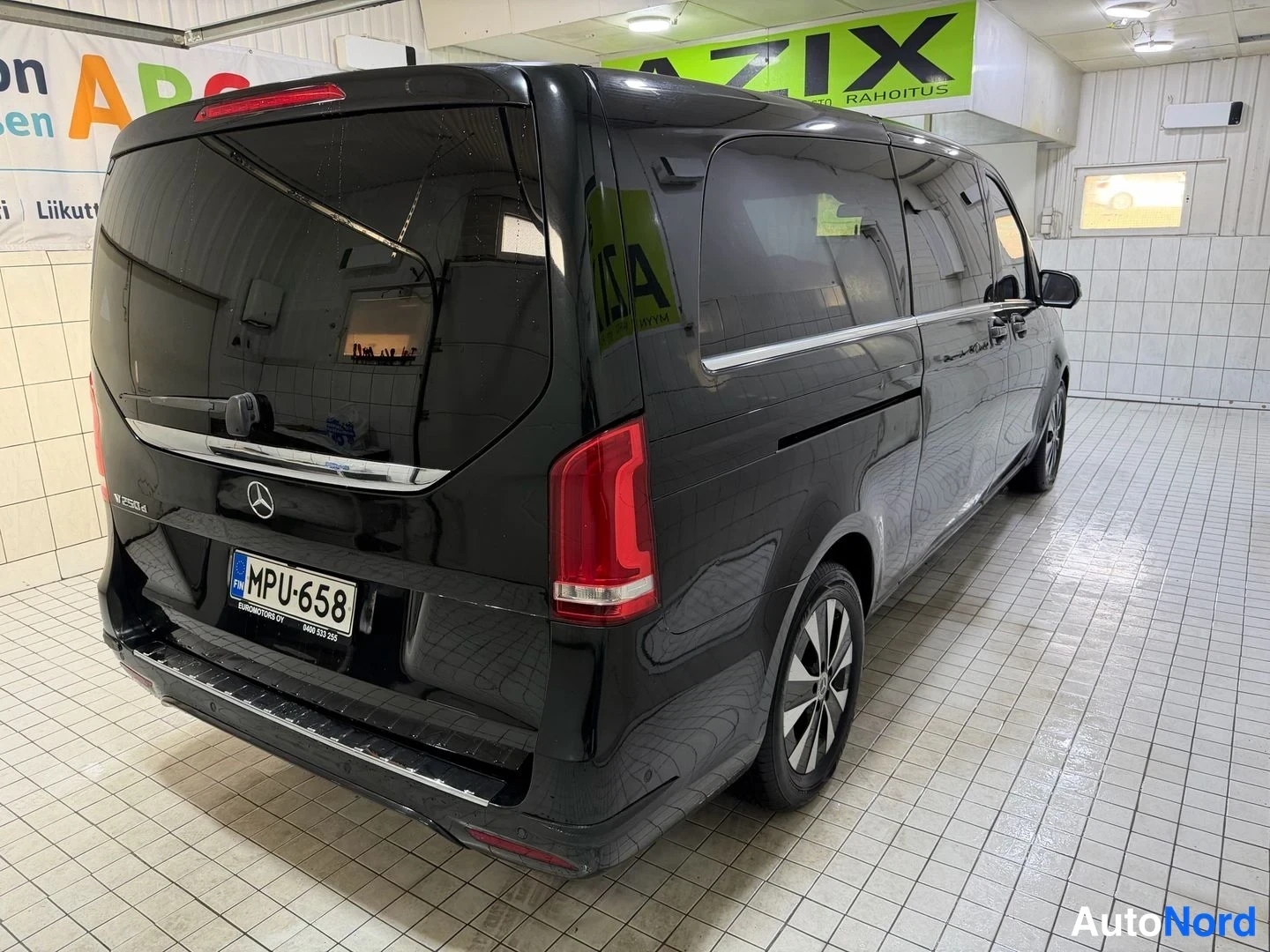 Musta Mercedes-Benz V 2018, takaviisto, kuva 9