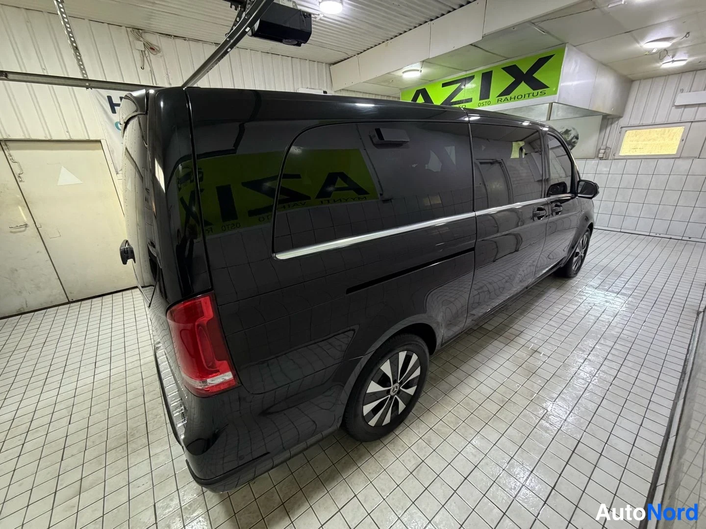 Musta Mercedes-Benz V 2018, takaviisto, kuva 10
