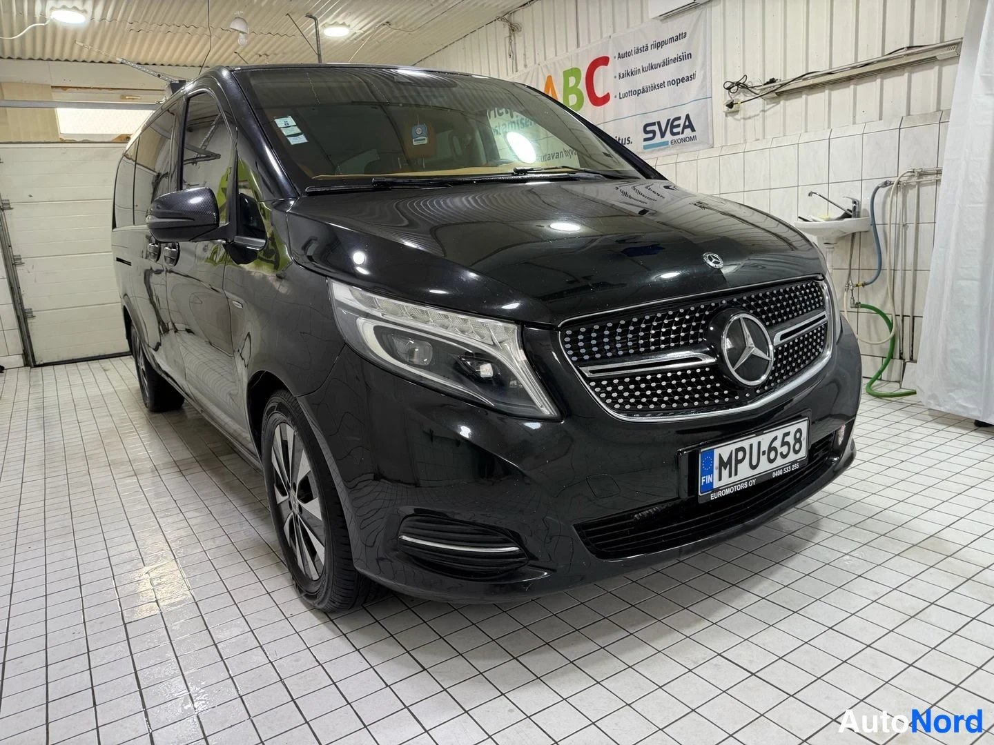 Musta Mercedes-Benz V 2018, etuviisto, keula oikealle, kuva 3