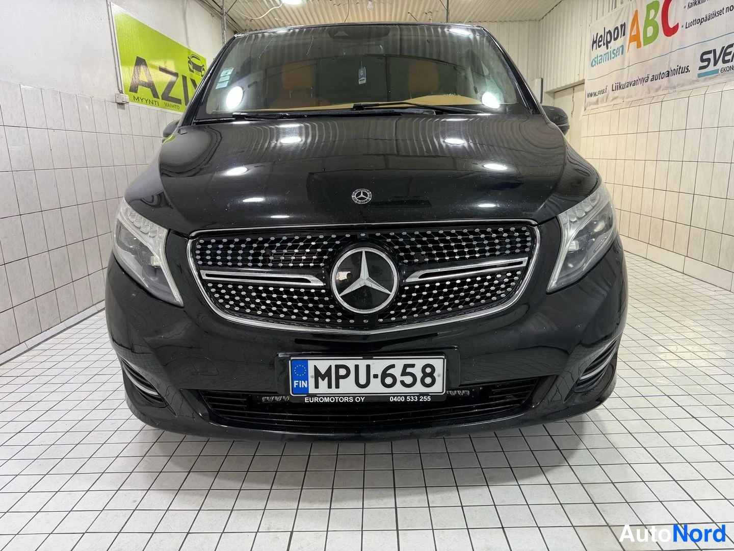 Musta Mercedes-Benz V 2018, edestä, kuva 5