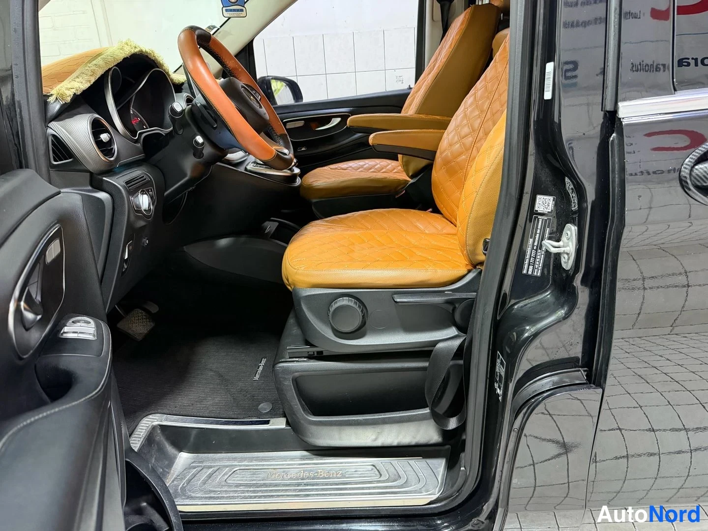 Musta Mercedes-Benz V 2018, etuistuimet, kuva 18