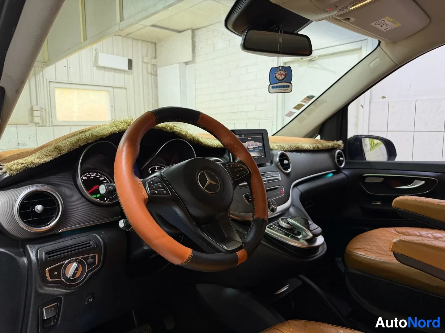 Musta Mercedes-Benz V 2018, ohjaamo, kuva 14