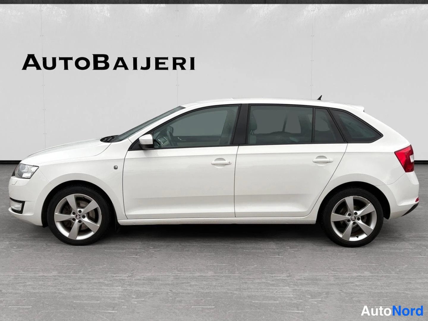 Valkoinen Skoda Rapid 2014, sivulta, kuva 4