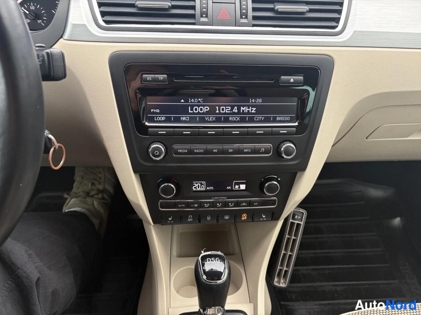 Valkoinen Skoda Rapid 2014, yksityiskohta, kuva 13